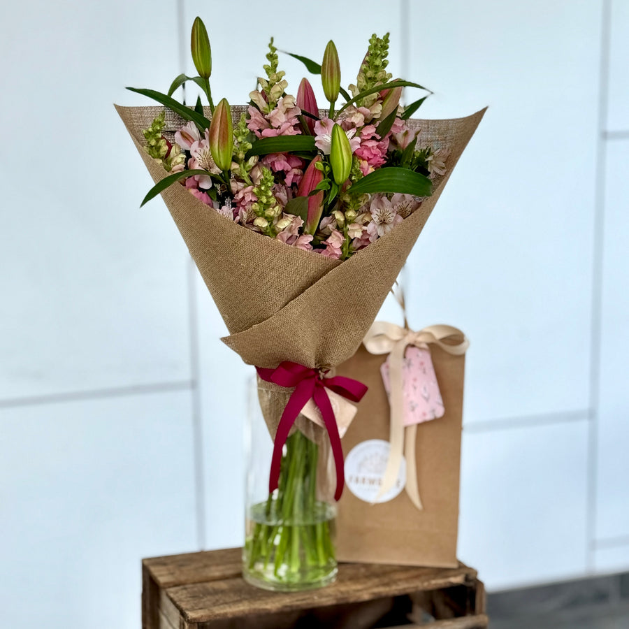 Gift Oriental Lilium & Seasonal Mix + Vase